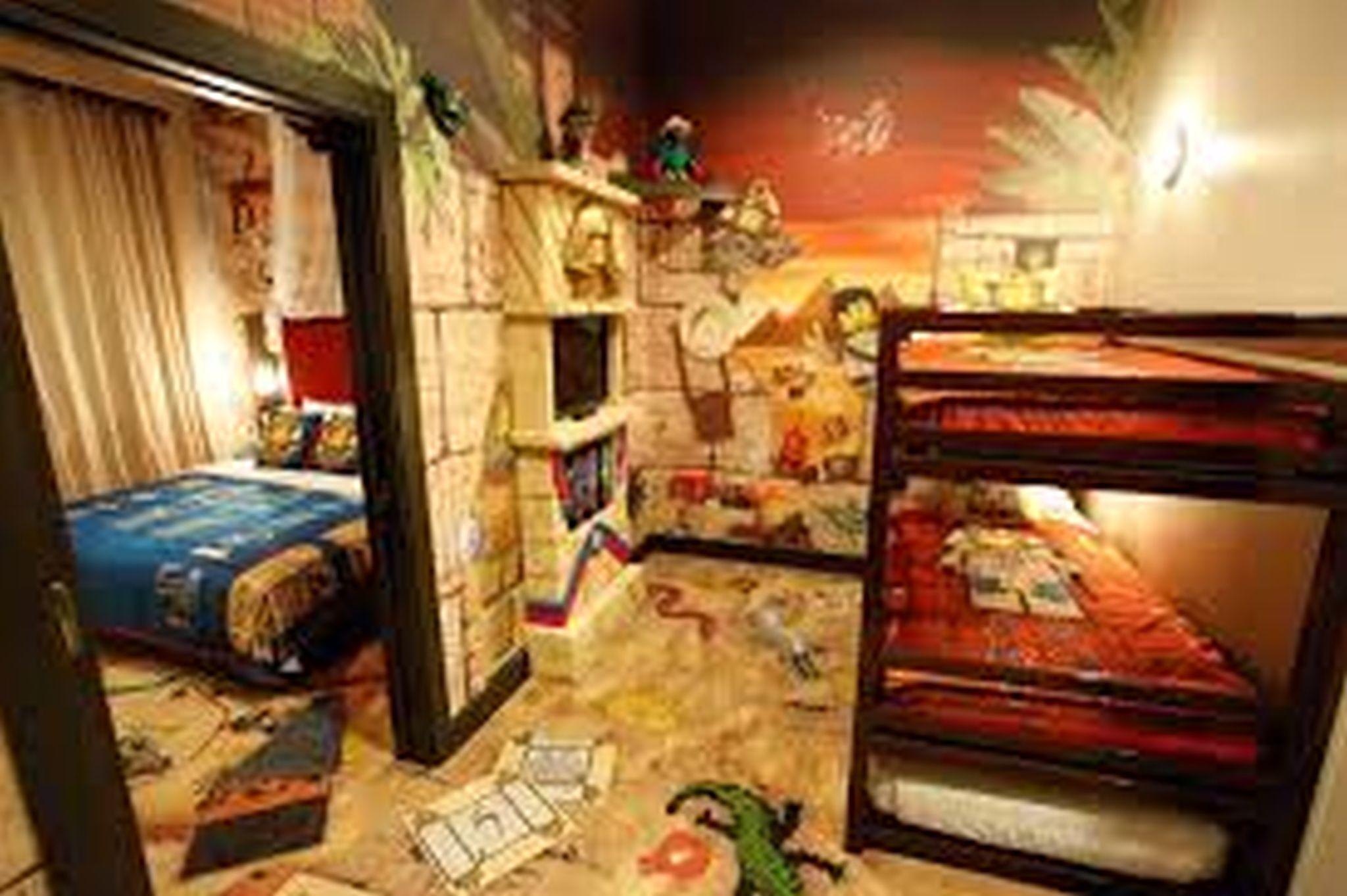 נוסג'יה Legoland Malaysia Hotel מראה חיצוני תמונה A typical dorm room at the University of Michigan