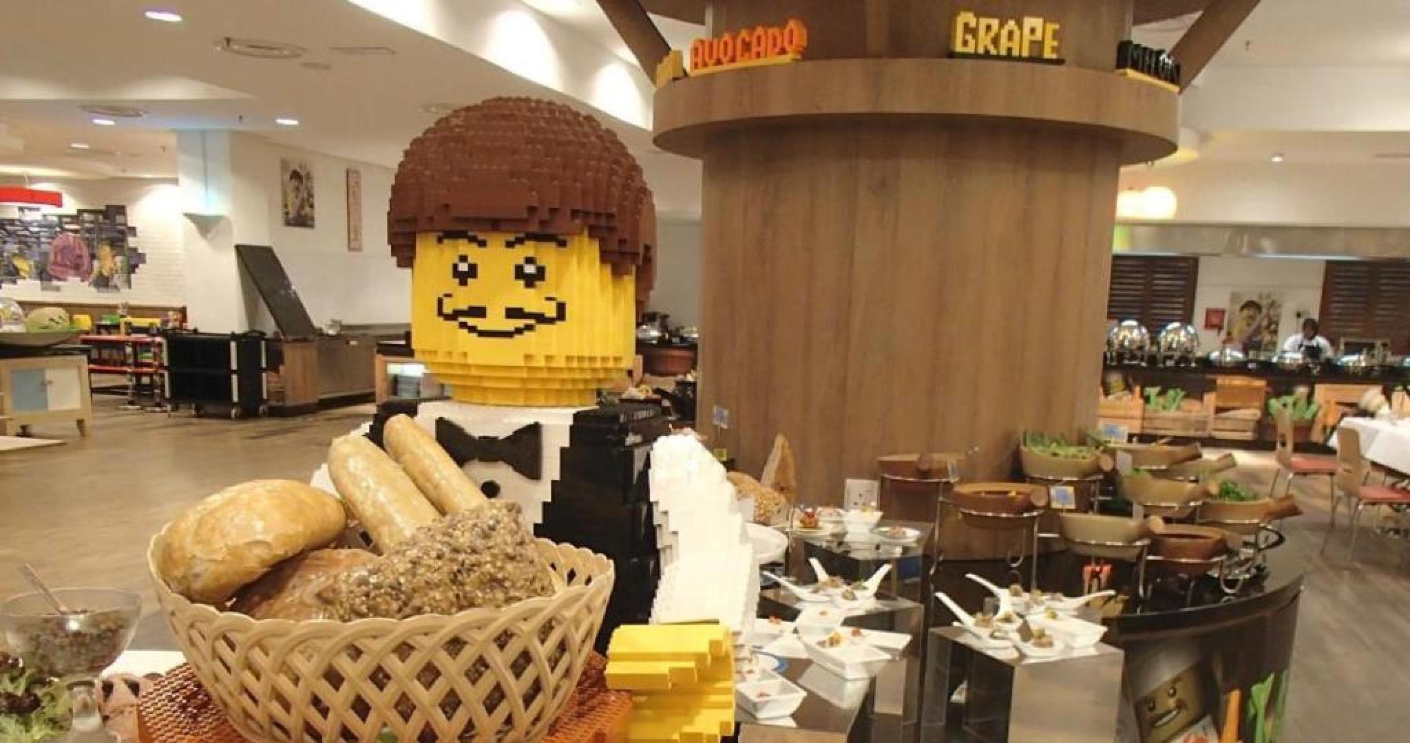 נוסג'יה Legoland Malaysia Hotel מראה חיצוני תמונה A Lego Chef at the buffet
