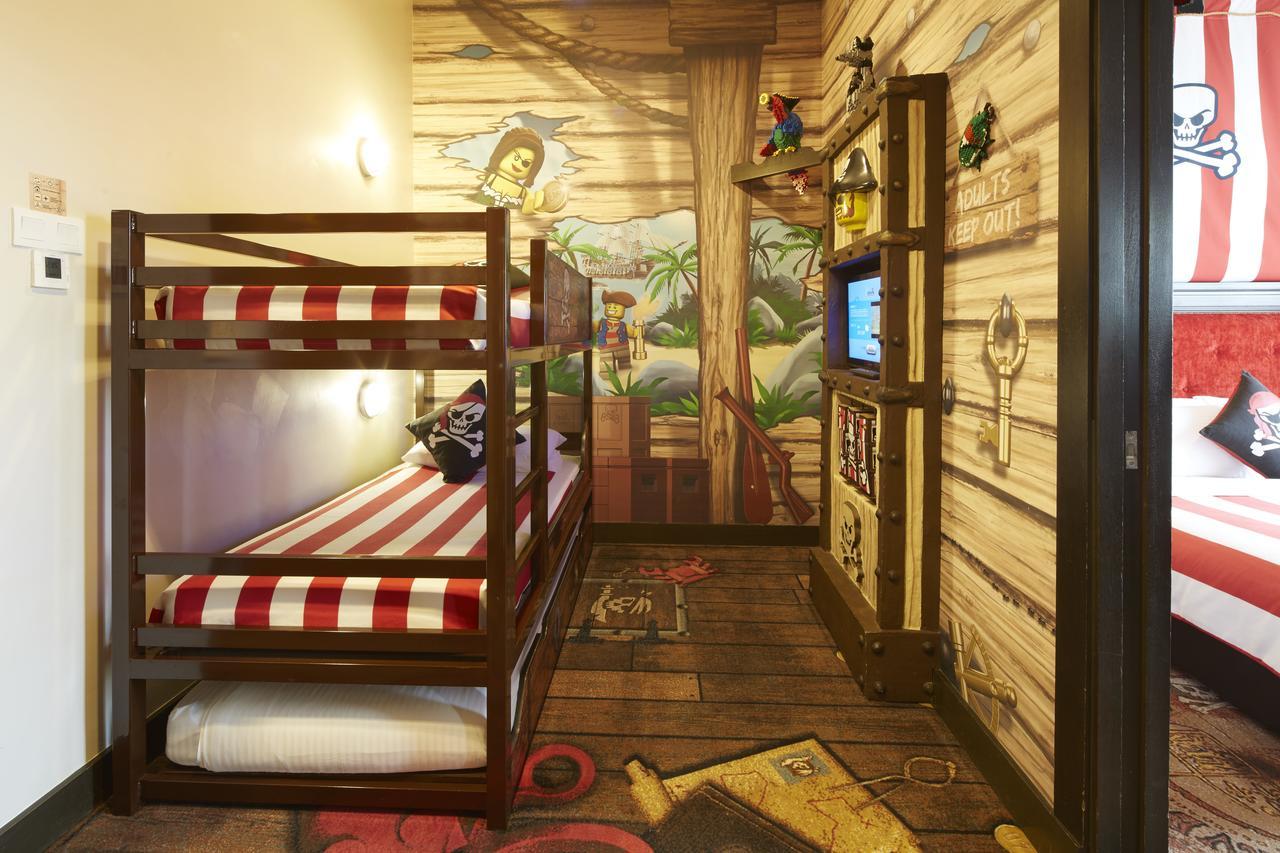 נוסג'יה Legoland Malaysia Hotel מראה חיצוני תמונה A bunk bed in a children's room