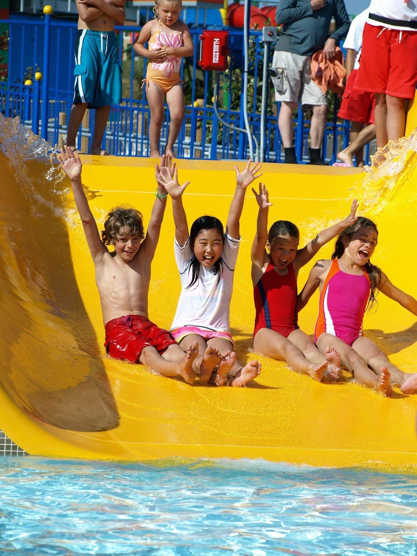 נוסג'יה Legoland Malaysia Hotel מראה חיצוני תמונה Children on a water slide