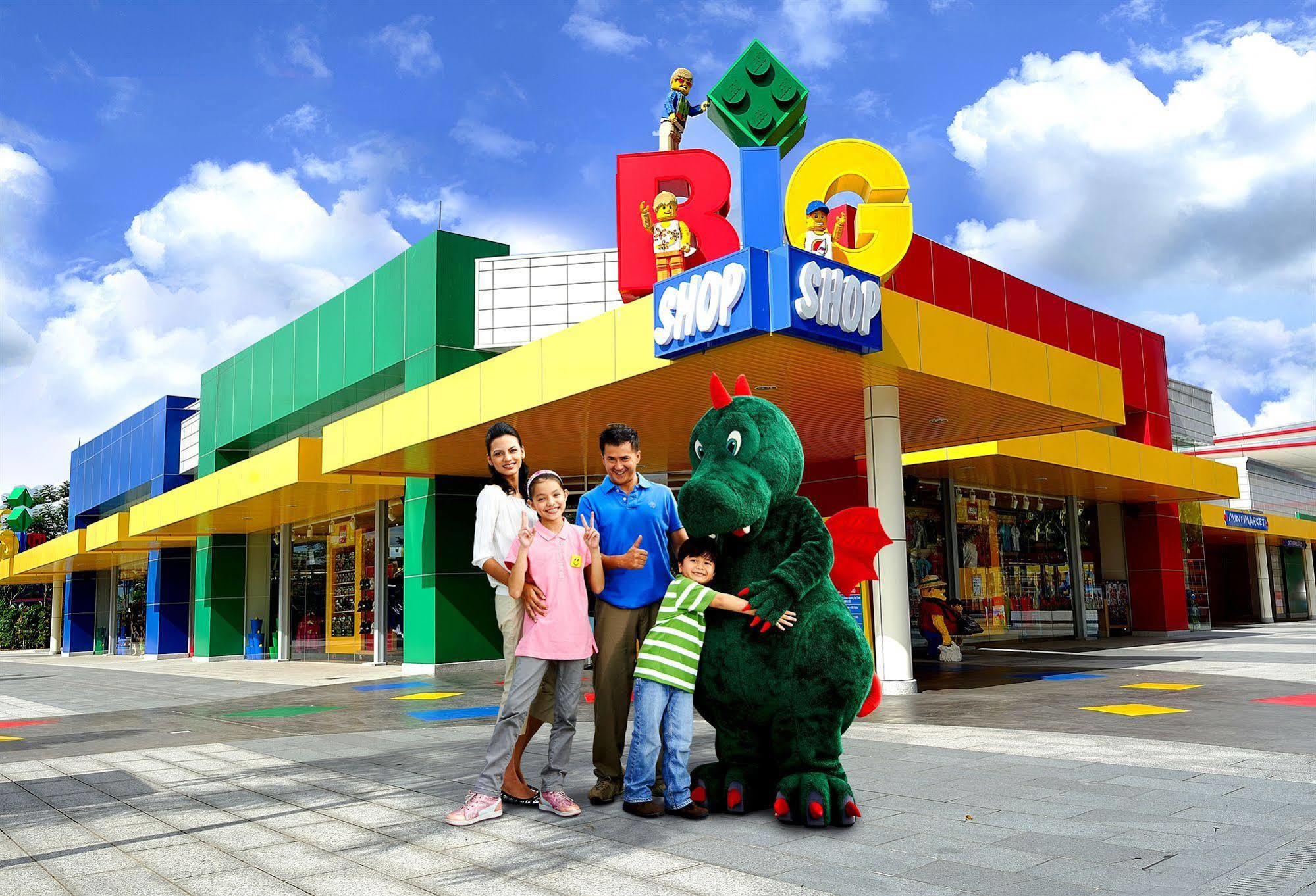 נוסג'יה Legoland Malaysia Hotel מראה חיצוני תמונה The LEGO Group's first store in the Americas opened in 2008 in San Marcos, Texas.