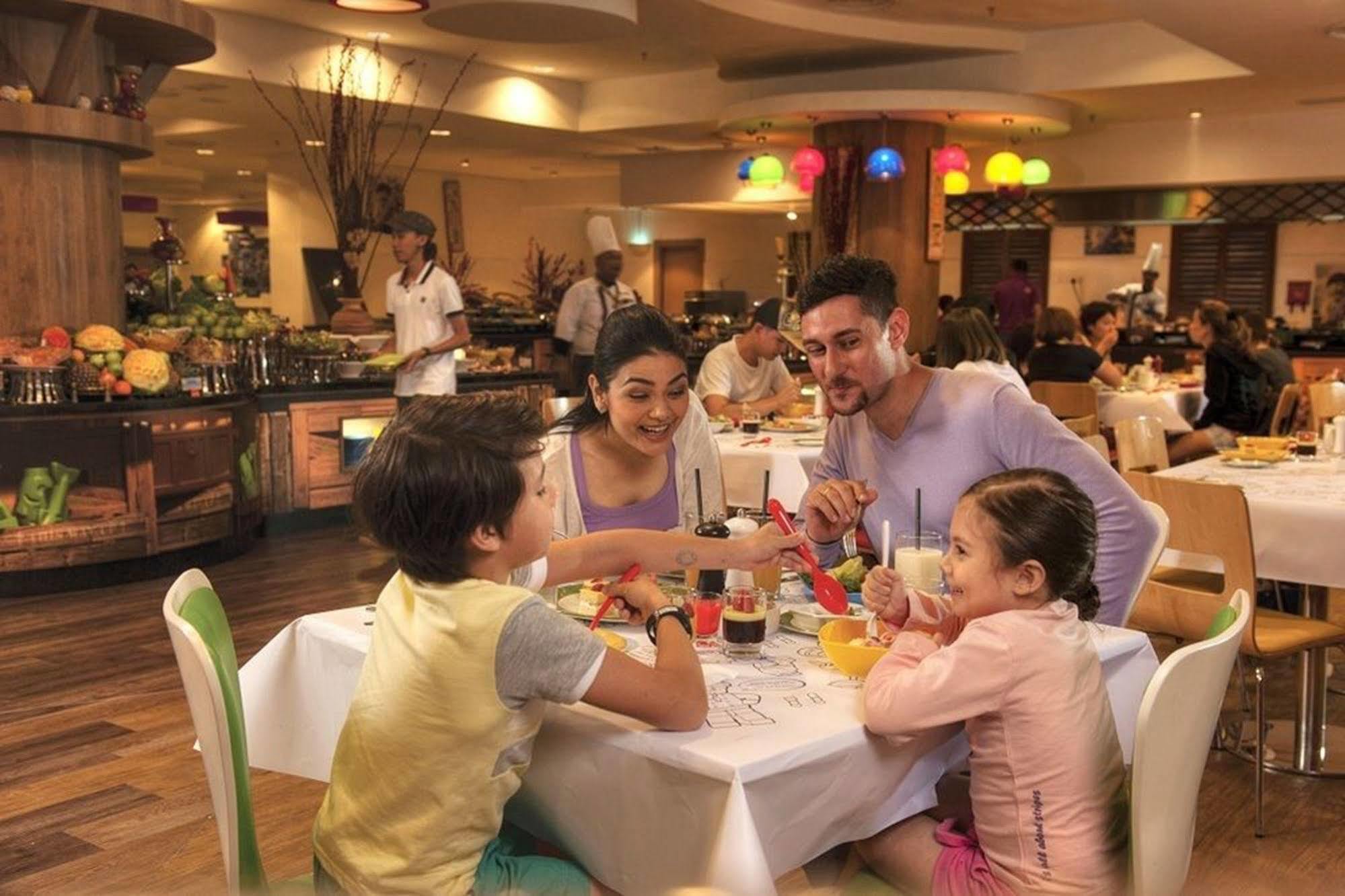 נוסג'יה Legoland Malaysia Hotel מראה חיצוני תמונה Family dining at the resort