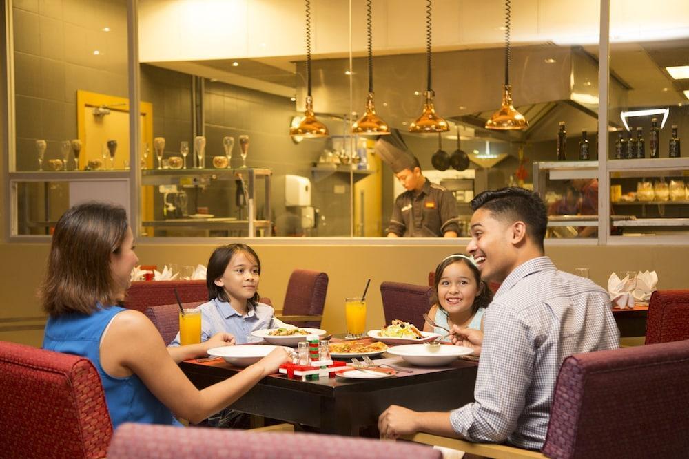 נוסג'יה Legoland Malaysia Hotel מראה חיצוני תמונה Family dining at the hotel